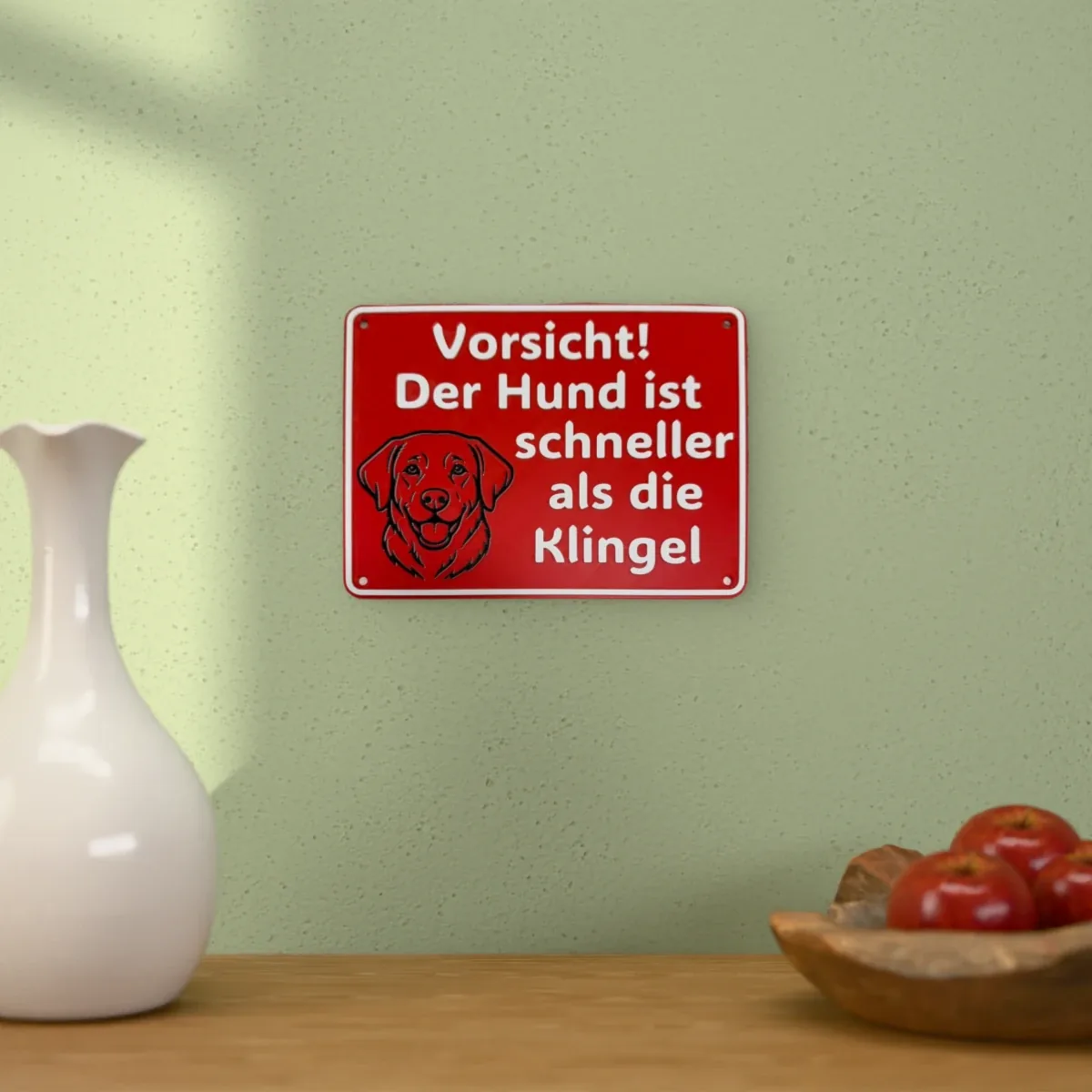 Wohnbeispiel (Symbolbild): Schild „Vorsicht! Der Hund ist schneller als die Klingel“