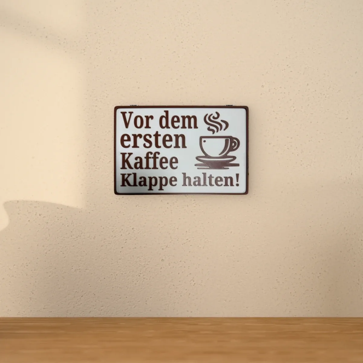 Wohnbeispiel (Symbolbild): Schild „Vor dem ersten Kaffee Klappe halten“