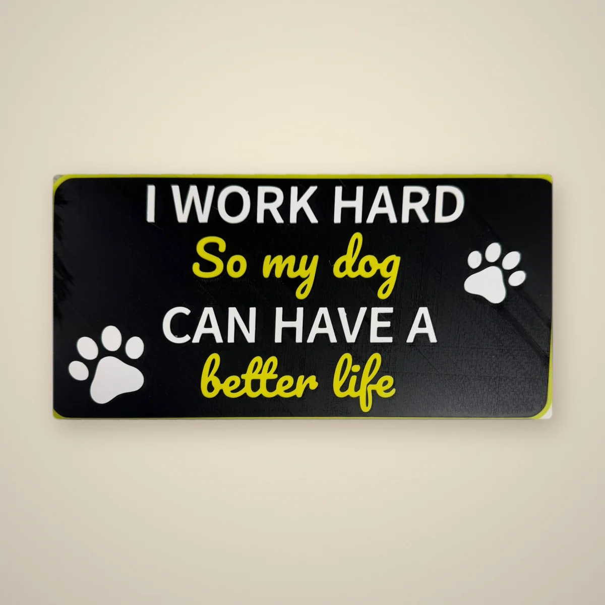 Schild „I work hard, so my dog can have a Better life“