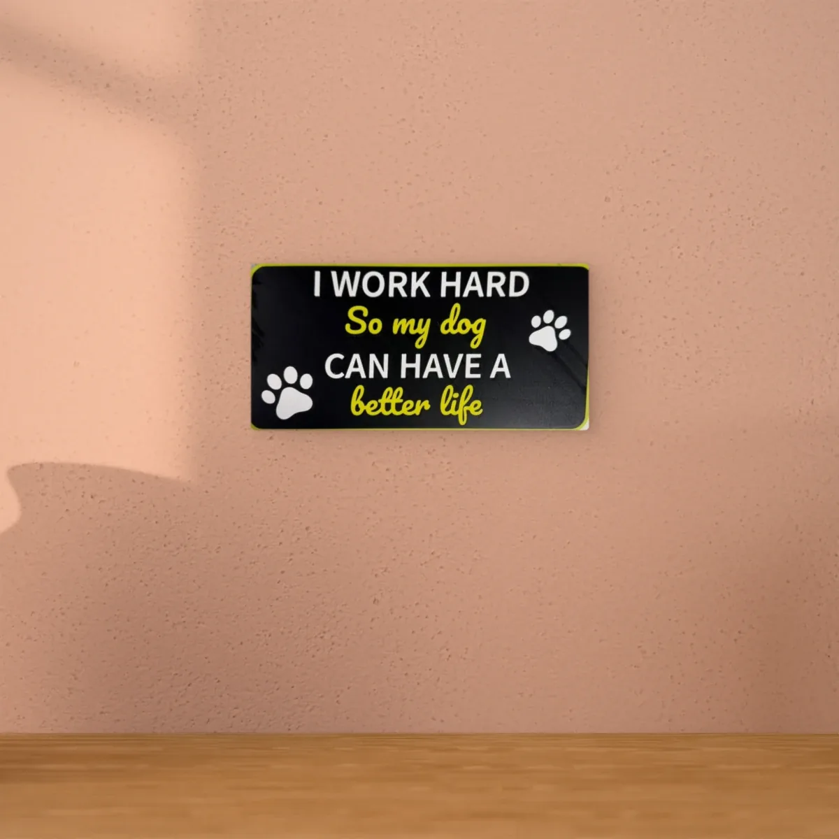 Wohnbeispiel (Symbolbild): Schild „I work hard, so my dog can have a Better life“