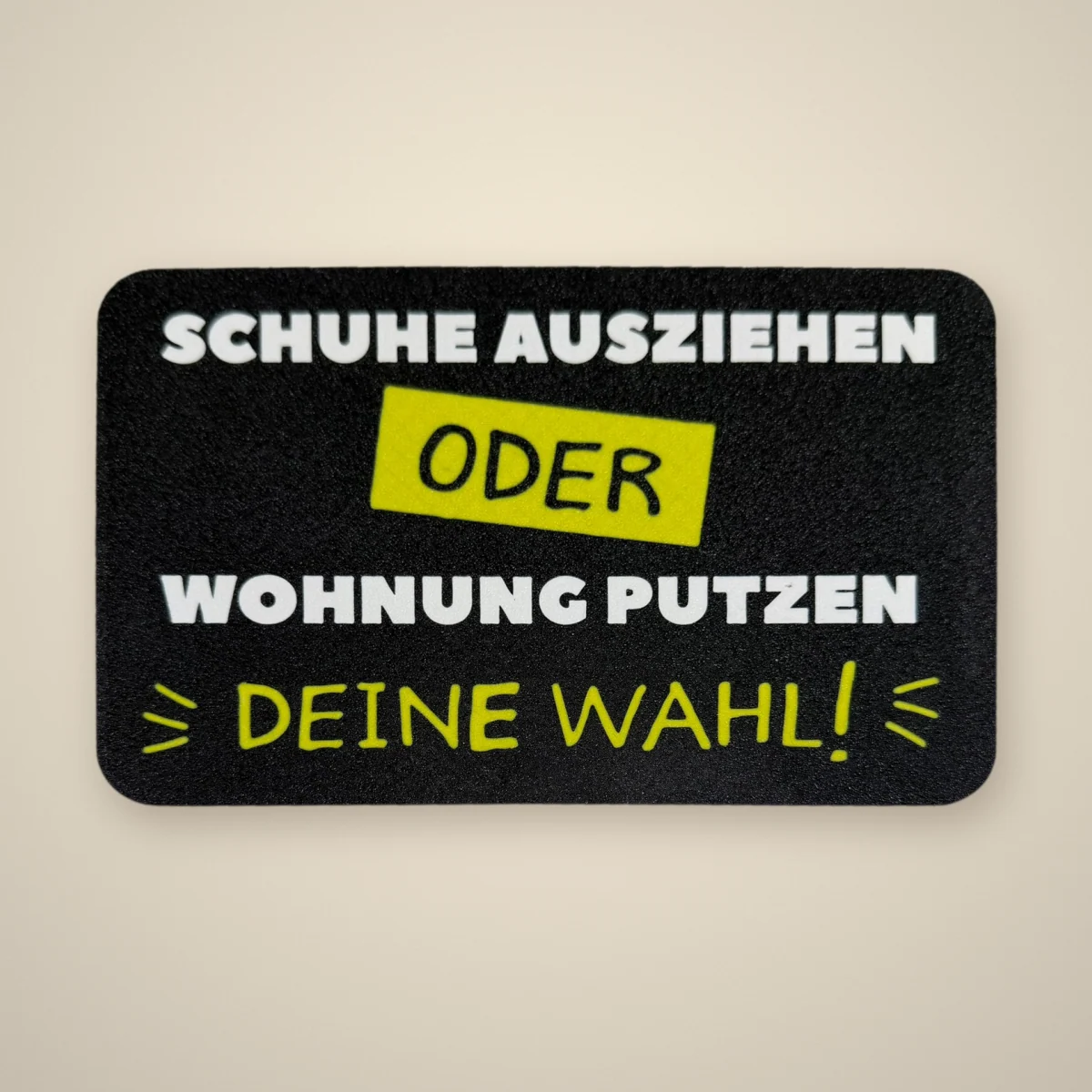 Schild „Schuhe ausziehen oder Wohnung putzen“
