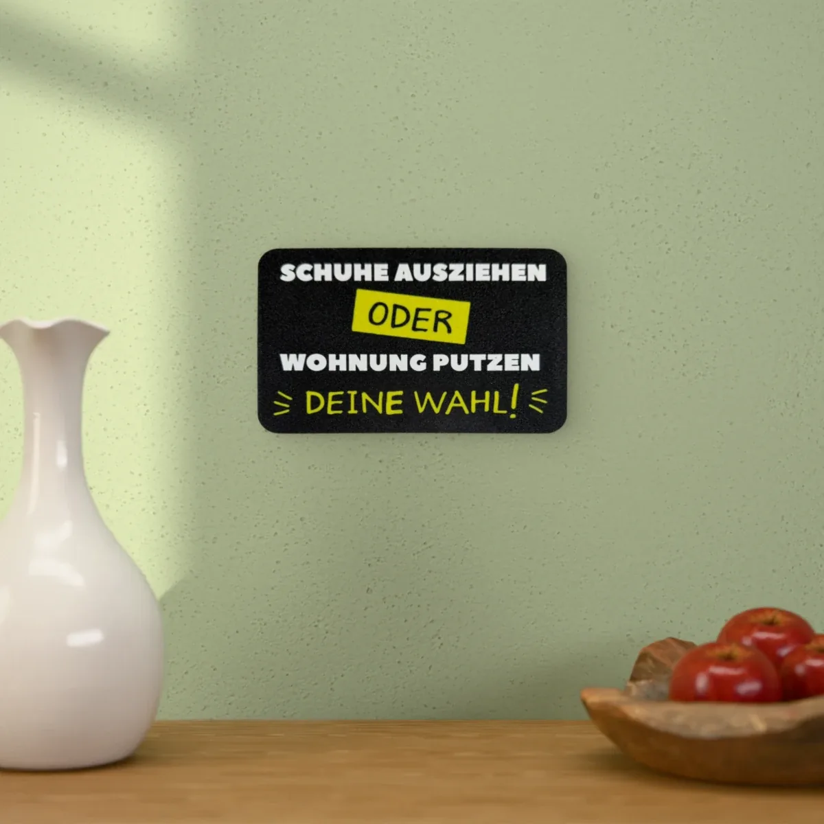 Wohnbeispiel (Symbolbild): Schild „Schuhe ausziehen oder Wohnung putzen“