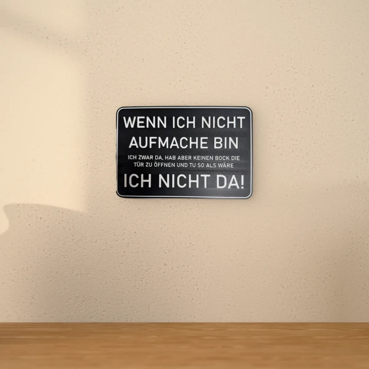 Wohnbeispiel (Symbolbild): Schild „Wenn ich nicht aufmache, bin ich zwar da“