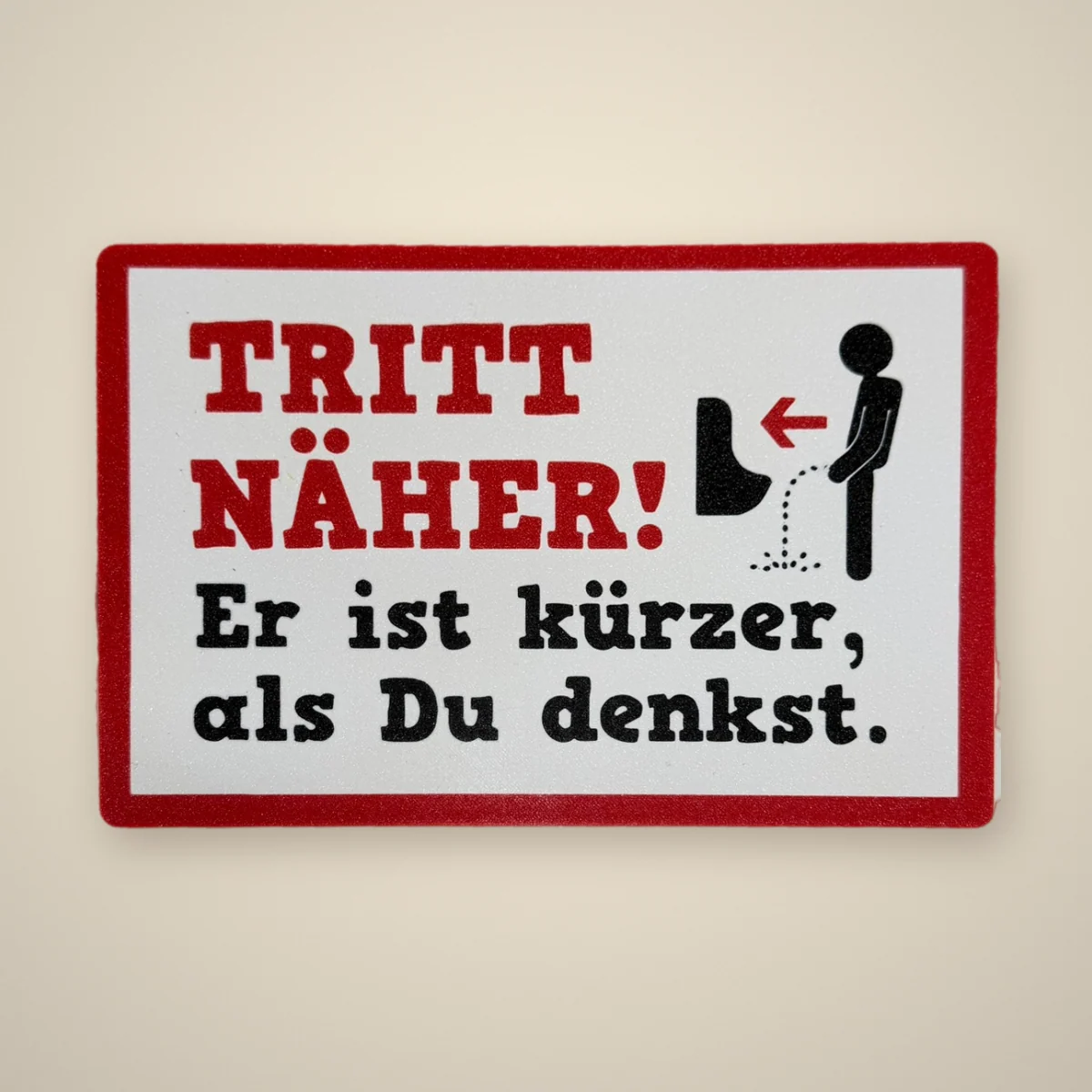 Schild „Tritt näher! Er ist kürzer als Du denkst!“