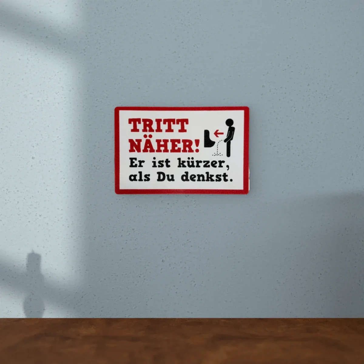 Wohnbeispiel (Symbolbild): Schild „Tritt näher! Er ist kürzer als Du denkst!“