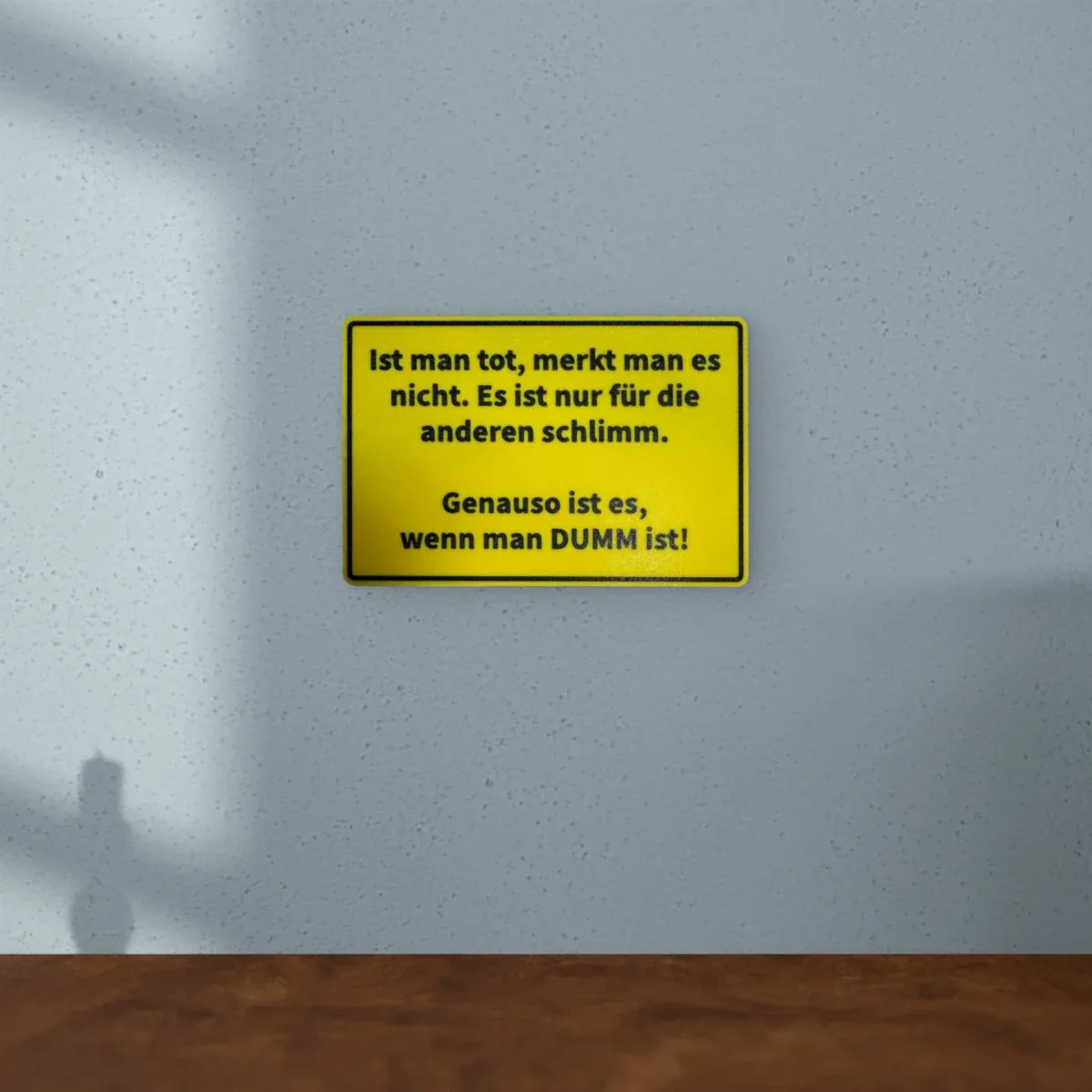 Wohnbeispiel (Symbolbild): Schild „Ist man tot, merkt man es nicht“