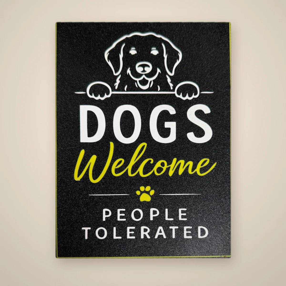 Schild „Dogs Welcome“