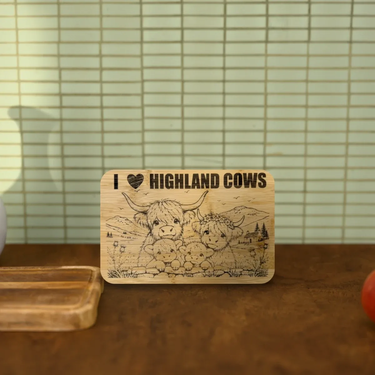 Wohnbeispiel (Symbolbild): Frühstücksbrett „I live Highland Cows“