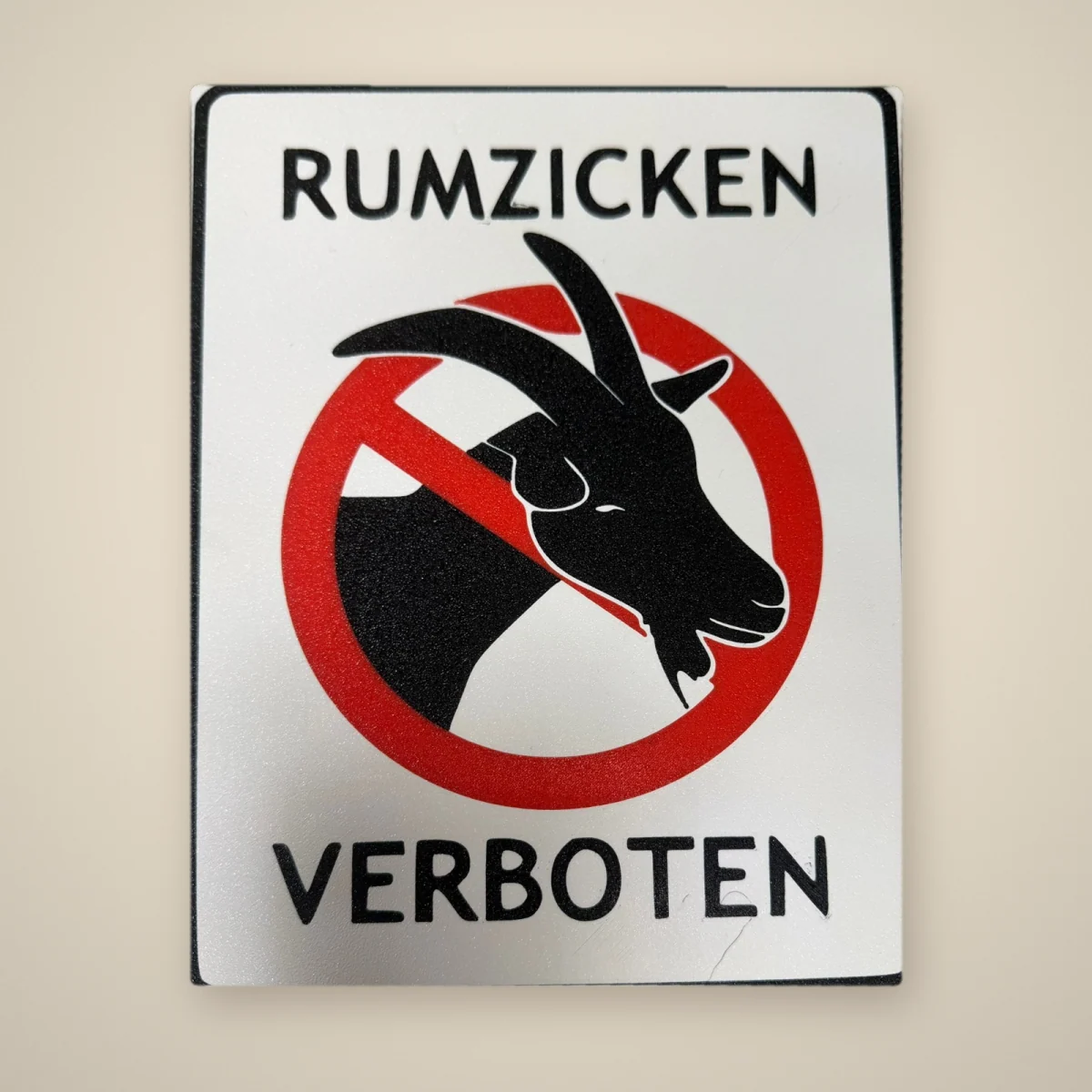Schild „Rumzicken verboten“