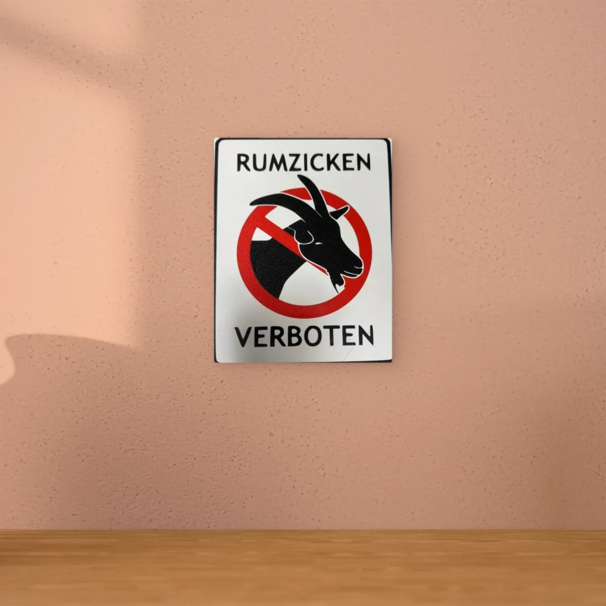 Wohnbeispiel (Symbolbild): Schild „Rumzicken verboten“