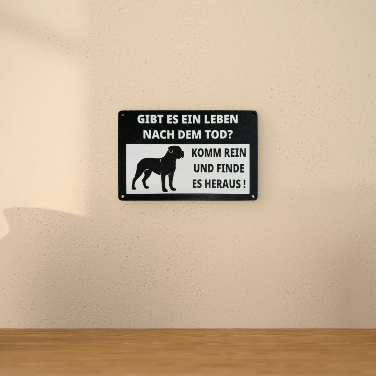 Wohnbeispiel (Symbolbild): Warnschild „Gibt es ein Leben nach dem Tod?“