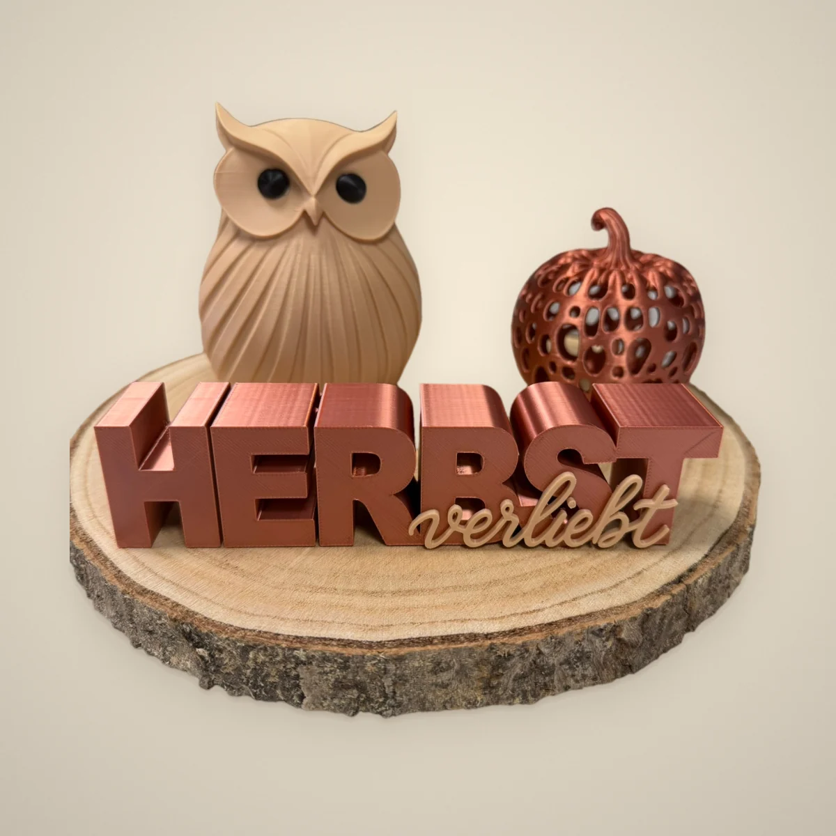 Herbstverliebter Eulen-Holzscheit