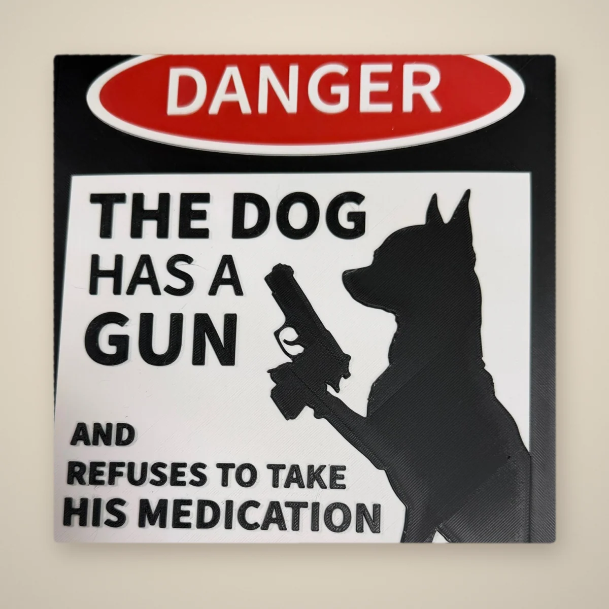 Schild „Danger! The dog has a gun“