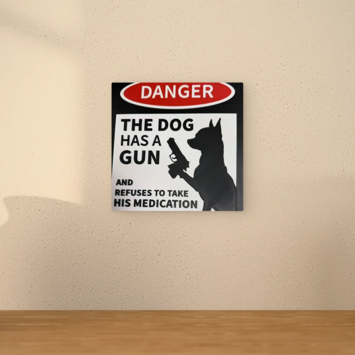 Wohnbeispiel (Symbolbild): Schild „Danger! The dog has a gun“