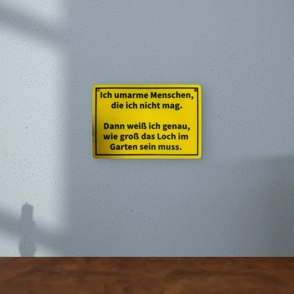 Wohnbeispiel (Symbolbild): Schild „Ich umarme Menschen die ich nicht mag“