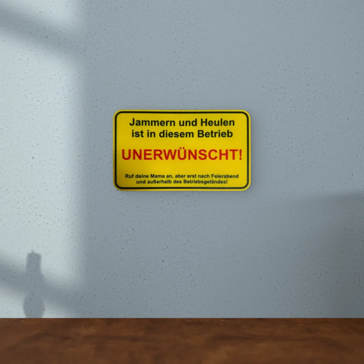 Wohnbeispiel (Symbolbild): Schild „Jammern und Heulen ist in diesem Betrieb unerwünscht“