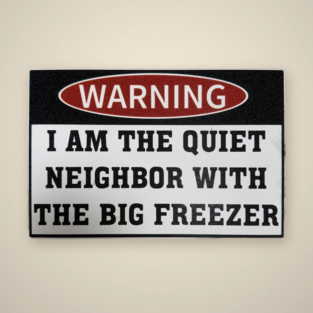 Schild „Warning - I’m the quiet Neighbor“